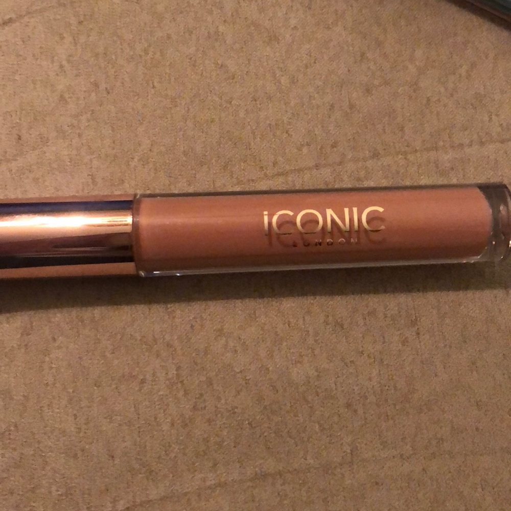 Brand new a iconic lip plumping gloss